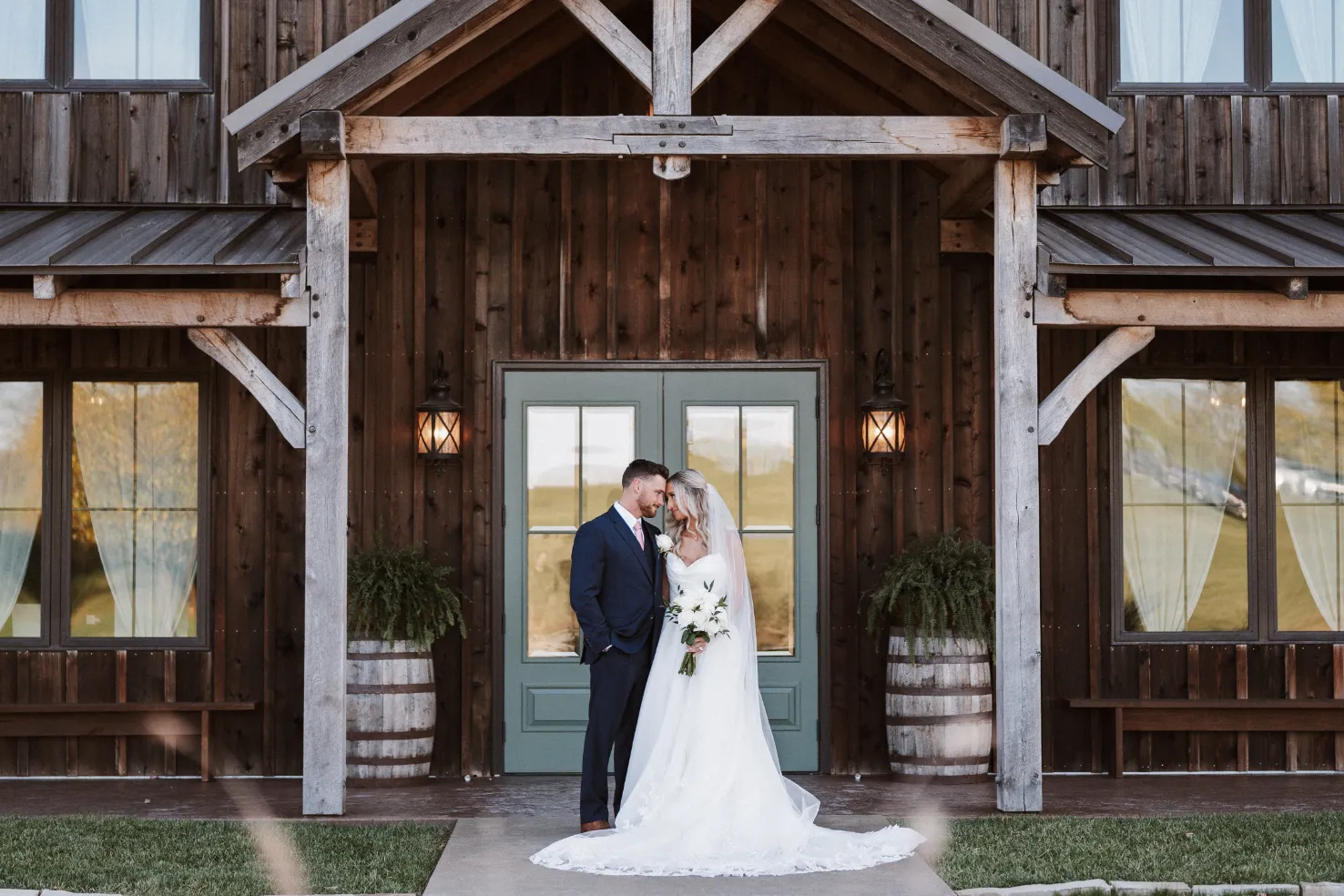 BS outdoor couple shots | midwest wedding venues